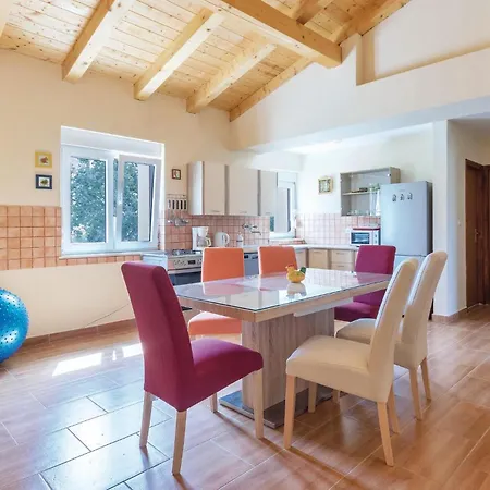 3 Bedroom Beautiful In Skicini Holiday home Jursici
