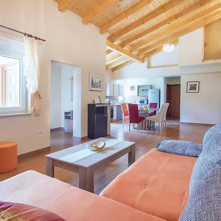 Holiday home 3 Bedroom Beautiful In Skicini Jursici