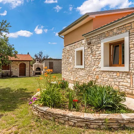 3 Bedroom Beautiful In Skicini Jursici