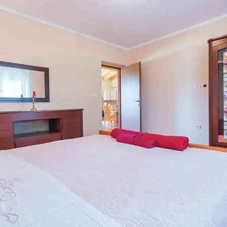 Holiday home 3 Bedroom Beautiful In Skicini