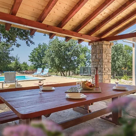 Holiday home 3 Bedroom Beautiful In Skicini